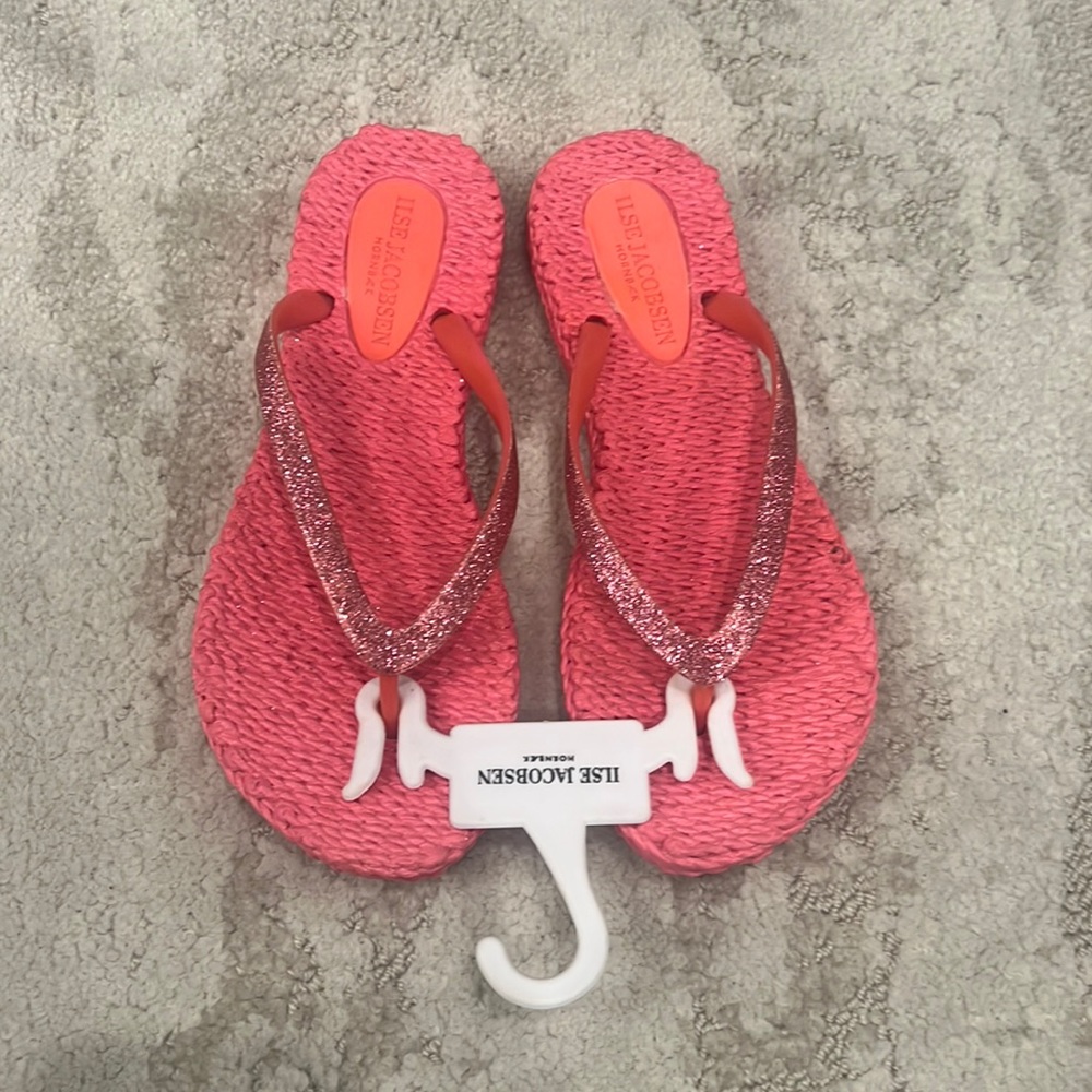 NWOT Isle Jacobsen Pink Flip Flops size 36